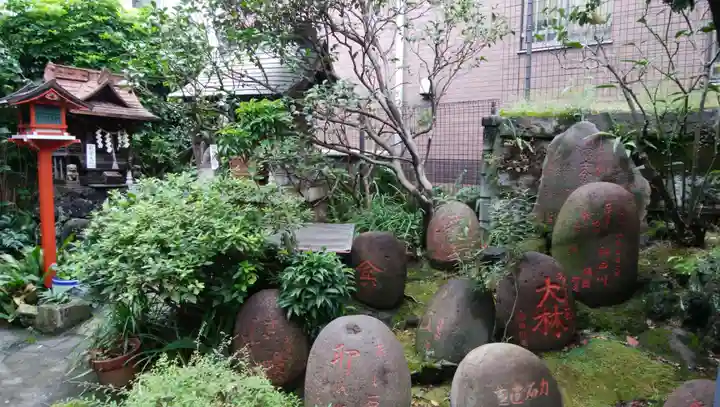 柳森神社の庭園