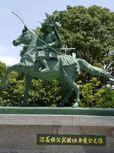 白旗神社の像