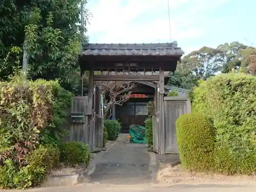 記念寺の山門