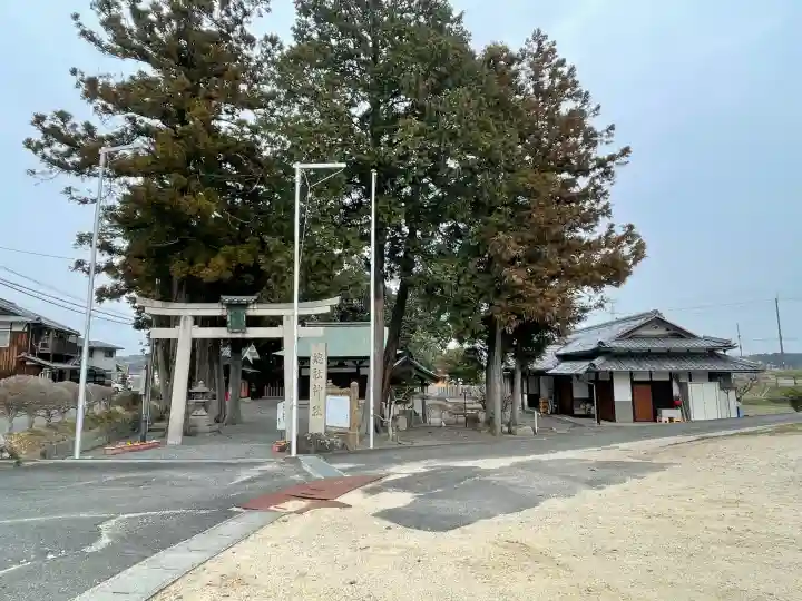 總社神社の{uncategorized: "未分類", other: "その他", undefined: "問題あり", building: "その他建物", grave: "お墓", sacred_gate: "鳥居", guardian: "狛犬", statue: "像", buddha: "仏像", history: "歴史", nature: "自然", garden: "庭園", animal: "動物", pagoda: "塔", temizu: "手水舎", mountain_gate: "山門・神門", sanctuary: "本殿・本堂", subordinate: "末社・摂社", art: "芸術", scenery: "景色", jizo: "地蔵", ema: "絵馬", goshuin: "御朱印", omikuji: "おみくじ", items: "授与品その他", amulet: "お守り", goshuincho: "御朱印帳", eats: "食事", festival: "お祭り", votive_dance: "神楽", shichigosan: "七五三参", wedding: "結婚式", experience: "体験その他", initially: "初詣", around: "周辺", anti_infection: "感染症対策"}