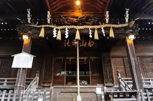 白山神社の本殿