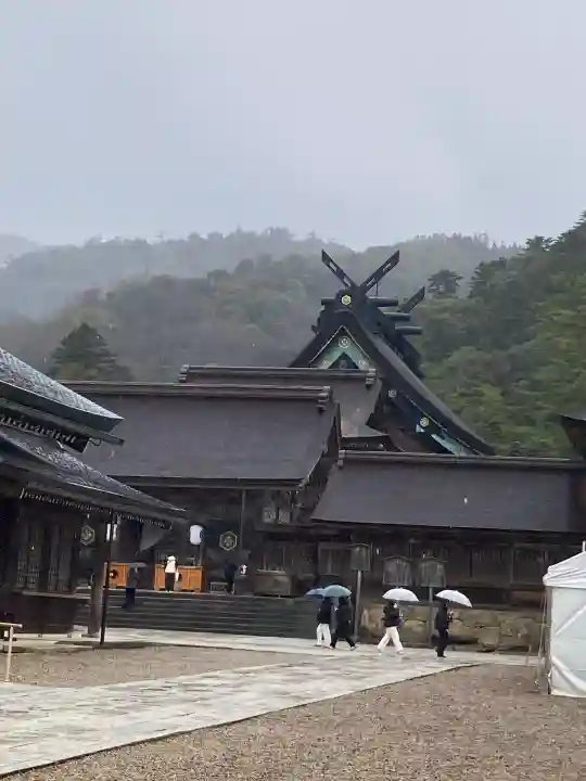 出雲大社の{uncategorized: "未分類", other: "その他", undefined: "問題あり", building: "その他建物", grave: "お墓", sacred_gate: "鳥居", guardian: "狛犬", statue: "像", buddha: "仏像", history: "歴史", nature: "自然", garden: "庭園", animal: "動物", pagoda: "塔", temizu: "手水舎", mountain_gate: "山門・神門", sanctuary: "本殿・本堂", subordinate: "末社・摂社", art: "芸術", scenery: "景色", jizo: "地蔵", ema: "絵馬", goshuin: "御朱印", omikuji: "おみくじ", items: "授与品その他", amulet: "お守り", goshuincho: "御朱印帳", eats: "食事", festival: "お祭り", votive_dance: "神楽", shichigosan: "七五三参", wedding: "結婚式", experience: "体験その他", initially: "初詣", around: "周辺", anti_infection: "感染症対策"}