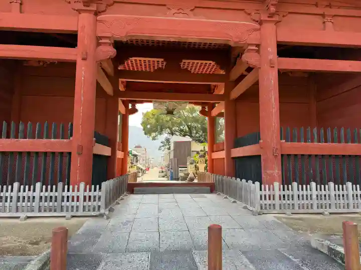 粉河寺の{uncategorized: "未分類", other: "その他", undefined: "問題あり", building: "その他建物", grave: "お墓", sacred_gate: "鳥居", guardian: "狛犬", statue: "像", buddha: "仏像", history: "歴史", nature: "自然", garden: "庭園", animal: "動物", pagoda: "塔", temizu: "手水舎", mountain_gate: "山門・神門", sanctuary: "本殿・本堂", subordinate: "末社・摂社", art: "芸術", scenery: "景色", jizo: "地蔵", ema: "絵馬", goshuin: "御朱印", omikuji: "おみくじ", items: "授与品その他", amulet: "お守り", goshuincho: "御朱印帳", eats: "食事", festival: "お祭り", votive_dance: "神楽", shichigosan: "七五三参", wedding: "結婚式", experience: "体験その他", initially: "初詣", around: "周辺", anti_infection: "感染症対策"}