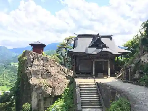 宝珠山 立石寺の本殿