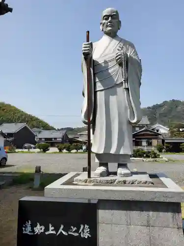 本願寺八幡別院の像