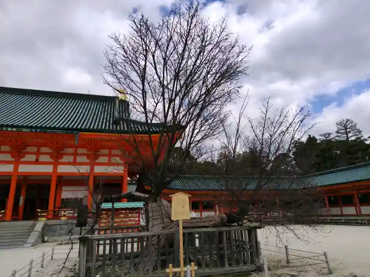 平安神宮の{uncategorized: "未分類", other: "その他", undefined: "問題あり", building: "その他建物", grave: "お墓", sacred_gate: "鳥居", guardian: "狛犬", statue: "像", buddha: "仏像", history: "歴史", nature: "自然", garden: "庭園", animal: "動物", pagoda: "塔", temizu: "手水舎", mountain_gate: "山門・神門", sanctuary: "本殿・本堂", subordinate: "末社・摂社", art: "芸術", scenery: "景色", jizo: "地蔵", ema: "絵馬", goshuin: "御朱印", omikuji: "おみくじ", items: "授与品その他", amulet: "お守り", goshuincho: "御朱印帳", eats: "食事", festival: "お祭り", votive_dance: "神楽", shichigosan: "七五三参", wedding: "結婚式", experience: "体験その他", initially: "初詣", around: "周辺", anti_infection: "感染症対策"}