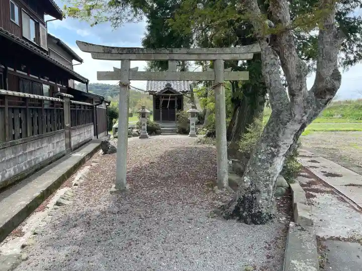 八坂神社 (日野町木津)の{uncategorized: "未分類", other: "その他", undefined: "問題あり", building: "その他建物", grave: "お墓", sacred_gate: "鳥居", guardian: "狛犬", statue: "像", buddha: "仏像", history: "歴史", nature: "自然", garden: "庭園", animal: "動物", pagoda: "塔", temizu: "手水舎", mountain_gate: "山門・神門", sanctuary: "本殿・本堂", subordinate: "末社・摂社", art: "芸術", scenery: "景色", jizo: "地蔵", ema: "絵馬", goshuin: "御朱印", omikuji: "おみくじ", items: "授与品その他", amulet: "お守り", goshuincho: "御朱印帳", eats: "食事", festival: "お祭り", votive_dance: "神楽", shichigosan: "七五三参", wedding: "結婚式", experience: "体験その他", initially: "初詣", around: "周辺", anti_infection: "感染症対策"}