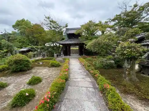 禅華院の{uncategorized: "未分類", other: "その他", undefined: "問題あり", building: "その他建物", grave: "お墓", sacred_gate: "鳥居", guardian: "狛犬", statue: "像", buddha: "仏像", history: "歴史", nature: "自然", garden: "庭園", animal: "動物", pagoda: "塔", temizu: "手水舎", mountain_gate: "山門・神門", sanctuary: "本殿・本堂", subordinate: "末社・摂社", art: "芸術", scenery: "景色", jizo: "地蔵", ema: "絵馬", goshuin: "御朱印", omikuji: "おみくじ", items: "授与品その他", amulet: "お守り", goshuincho: "御朱印帳", eats: "食事", festival: "お祭り", votive_dance: "神楽", shichigosan: "七五三参", wedding: "結婚式", experience: "体験その他", initially: "初詣", around: "周辺", anti_infection: "感染症対策"}