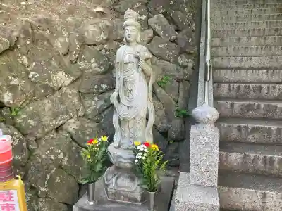 等覚寺の{uncategorized: "未分類", other: "その他", undefined: "問題あり", building: "その他建物", grave: "お墓", sacred_gate: "鳥居", guardian: "狛犬", statue: "像", buddha: "仏像", history: "歴史", nature: "自然", garden: "庭園", animal: "動物", pagoda: "塔", temizu: "手水舎", mountain_gate: "山門・神門", sanctuary: "本殿・本堂", subordinate: "末社・摂社", art: "芸術", scenery: "景色", jizo: "地蔵", ema: "絵馬", goshuin: "御朱印", omikuji: "おみくじ", items: "授与品その他", amulet: "お守り", goshuincho: "御朱印帳", eats: "食事", festival: "お祭り", votive_dance: "神楽", shichigosan: "七五三参", wedding: "結婚式", experience: "体験その他", initially: "初詣", around: "周辺", anti_infection: "感染症対策"}