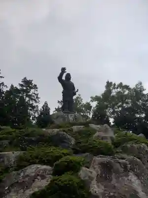 三峯神社の像