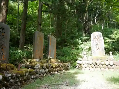 八海山尊神社の建物その他