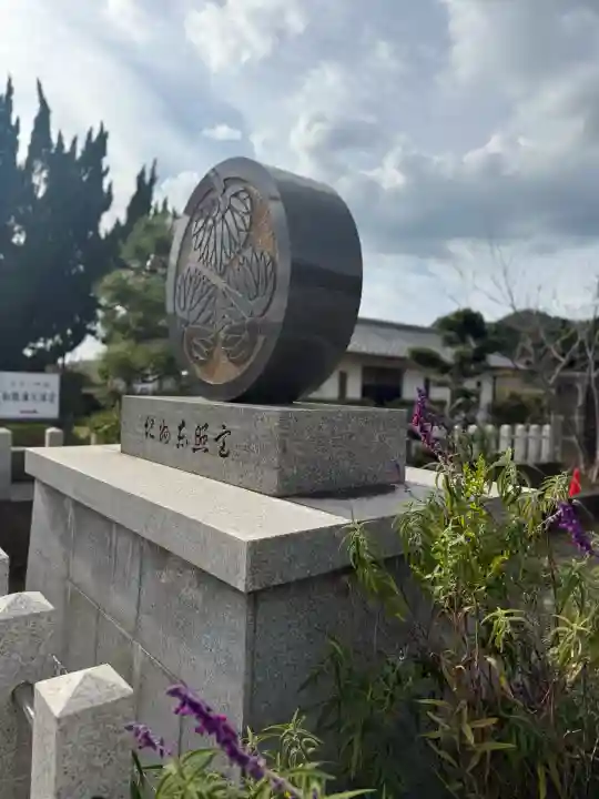 紀州東照宮の{uncategorized: "未分類", other: "その他", undefined: "問題あり", building: "その他建物", grave: "お墓", sacred_gate: "鳥居", guardian: "狛犬", statue: "像", buddha: "仏像", history: "歴史", nature: "自然", garden: "庭園", animal: "動物", pagoda: "塔", temizu: "手水舎", mountain_gate: "山門・神門", sanctuary: "本殿・本堂", subordinate: "末社・摂社", art: "芸術", scenery: "景色", jizo: "地蔵", ema: "絵馬", goshuin: "御朱印", omikuji: "おみくじ", items: "授与品その他", amulet: "お守り", goshuincho: "御朱印帳", eats: "食事", festival: "お祭り", votive_dance: "神楽", shichigosan: "七五三参", wedding: "結婚式", experience: "体験その他", initially: "初詣", around: "周辺", anti_infection: "感染症対策"}
