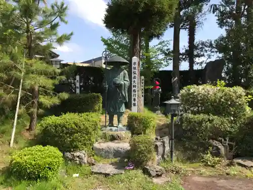 蓮華寺の像