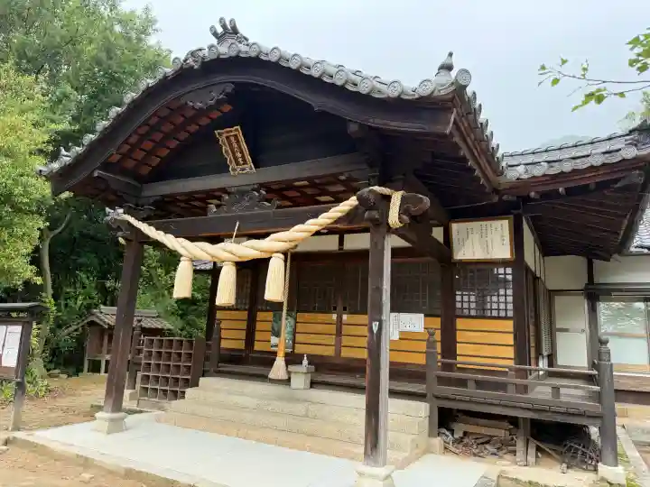 皇后八幡神社の{uncategorized: "未分類", other: "その他", undefined: "問題あり", building: "その他建物", grave: "お墓", sacred_gate: "鳥居", guardian: "狛犬", statue: "像", buddha: "仏像", history: "歴史", nature: "自然", garden: "庭園", animal: "動物", pagoda: "塔", temizu: "手水舎", mountain_gate: "山門・神門", sanctuary: "本殿・本堂", subordinate: "末社・摂社", art: "芸術", scenery: "景色", jizo: "地蔵", ema: "絵馬", goshuin: "御朱印", omikuji: "おみくじ", items: "授与品その他", amulet: "お守り", goshuincho: "御朱印帳", eats: "食事", festival: "お祭り", votive_dance: "神楽", shichigosan: "七五三参", wedding: "結婚式", experience: "体験その他", initially: "初詣", around: "周辺", anti_infection: "感染症対策"}