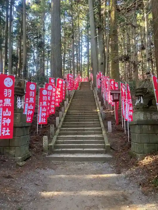 羽黒山神社の{uncategorized: "未分類", other: "その他", undefined: "問題あり", building: "その他建物", grave: "お墓", sacred_gate: "鳥居", guardian: "狛犬", statue: "像", buddha: "仏像", history: "歴史", nature: "自然", garden: "庭園", animal: "動物", pagoda: "塔", temizu: "手水舎", mountain_gate: "山門・神門", sanctuary: "本殿・本堂", subordinate: "末社・摂社", art: "芸術", scenery: "景色", jizo: "地蔵", ema: "絵馬", goshuin: "御朱印", omikuji: "おみくじ", items: "授与品その他", amulet: "お守り", goshuincho: "御朱印帳", eats: "食事", festival: "お祭り", votive_dance: "神楽", shichigosan: "七五三参", wedding: "結婚式", experience: "体験その他", initially: "初詣", around: "周辺", anti_infection: "感染症対策"}