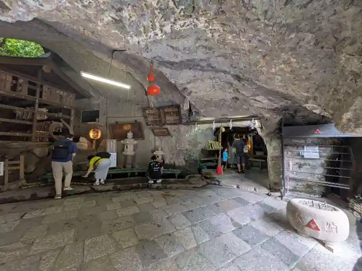 銭洗弁財天宇賀福神社(神奈川県)