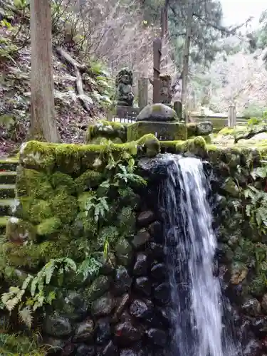 八海山尊神社の庭園