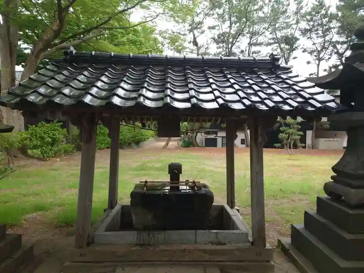 三居稲荷神社の手水舎