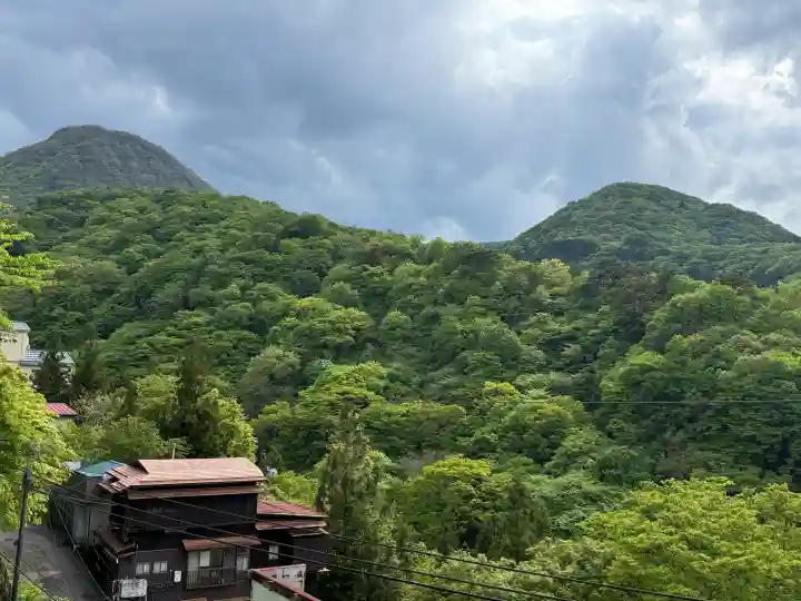 伊香保神社の{uncategorized: "未分類", other: "その他", undefined: "問題あり", building: "その他建物", grave: "お墓", sacred_gate: "鳥居", guardian: "狛犬", statue: "像", buddha: "仏像", history: "歴史", nature: "自然", garden: "庭園", animal: "動物", pagoda: "塔", temizu: "手水舎", mountain_gate: "山門・神門", sanctuary: "本殿・本堂", subordinate: "末社・摂社", art: "芸術", scenery: "景色", jizo: "地蔵", ema: "絵馬", goshuin: "御朱印", omikuji: "おみくじ", items: "授与品その他", amulet: "お守り", goshuincho: "御朱印帳", eats: "食事", festival: "お祭り", votive_dance: "神楽", shichigosan: "七五三参", wedding: "結婚式", experience: "体験その他", initially: "初詣", around: "周辺", anti_infection: "感染症対策"}