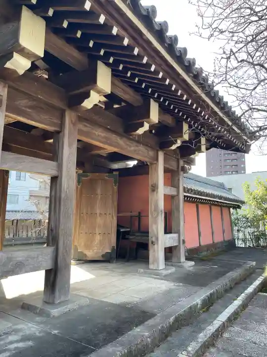 蓮光寺の{uncategorized: "未分類", other: "その他", undefined: "問題あり", building: "その他建物", grave: "お墓", sacred_gate: "鳥居", guardian: "狛犬", statue: "像", buddha: "仏像", history: "歴史", nature: "自然", garden: "庭園", animal: "動物", pagoda: "塔", temizu: "手水舎", mountain_gate: "山門・神門", sanctuary: "本殿・本堂", subordinate: "末社・摂社", art: "芸術", scenery: "景色", jizo: "地蔵", ema: "絵馬", goshuin: "御朱印", omikuji: "おみくじ", items: "授与品その他", amulet: "お守り", goshuincho: "御朱印帳", eats: "食事", festival: "お祭り", votive_dance: "神楽", shichigosan: "七五三参", wedding: "結婚式", experience: "体験その他", initially: "初詣", around: "周辺", anti_infection: "感染症対策"}
