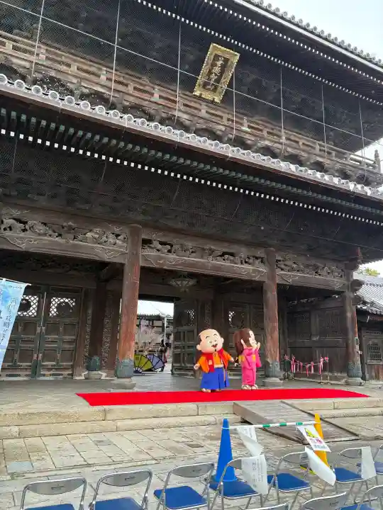 大通寺(長浜御坊)の{uncategorized: "未分類", other: "その他", undefined: "問題あり", building: "その他建物", grave: "お墓", sacred_gate: "鳥居", guardian: "狛犬", statue: "像", buddha: "仏像", history: "歴史", nature: "自然", garden: "庭園", animal: "動物", pagoda: "塔", temizu: "手水舎", mountain_gate: "山門・神門", sanctuary: "本殿・本堂", subordinate: "末社・摂社", art: "芸術", scenery: "景色", jizo: "地蔵", ema: "絵馬", goshuin: "御朱印", omikuji: "おみくじ", items: "授与品その他", amulet: "お守り", goshuincho: "御朱印帳", eats: "食事", festival: "お祭り", votive_dance: "神楽", shichigosan: "七五三参", wedding: "結婚式", experience: "体験その他", initially: "初詣", around: "周辺", anti_infection: "感染症対策"}