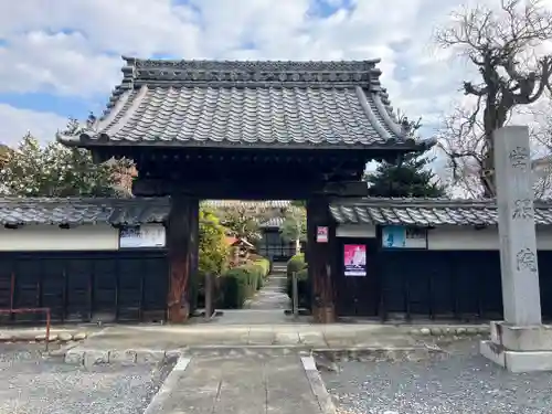 曼陀羅寺の山門