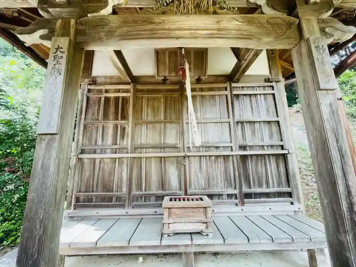 伊勢廻寺の{uncategorized: "未分類", other: "その他", undefined: "問題あり", building: "その他建物", grave: "お墓", sacred_gate: "鳥居", guardian: "狛犬", statue: "像", buddha: "仏像", history: "歴史", nature: "自然", garden: "庭園", animal: "動物", pagoda: "塔", temizu: "手水舎", mountain_gate: "山門・神門", sanctuary: "本殿・本堂", subordinate: "末社・摂社", art: "芸術", scenery: "景色", jizo: "地蔵", ema: "絵馬", goshuin: "御朱印", omikuji: "おみくじ", items: "授与品その他", amulet: "お守り", goshuincho: "御朱印帳", eats: "食事", festival: "お祭り", votive_dance: "神楽", shichigosan: "七五三参", wedding: "結婚式", experience: "体験その他", initially: "初詣", around: "周辺", anti_infection: "感染症対策"}