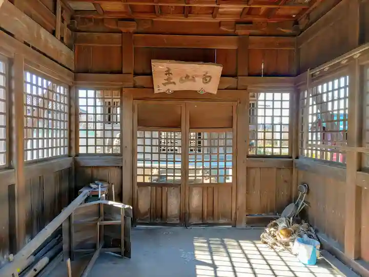 白山社(萩原町高松)の本殿・本堂