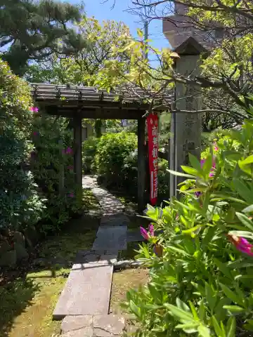 観音蜜寺の山門・神門