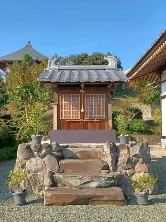 妙昌寺の{uncategorized: "未分類", other: "その他", undefined: "問題あり", building: "その他建物", grave: "お墓", sacred_gate: "鳥居", guardian: "狛犬", statue: "像", buddha: "仏像", history: "歴史", nature: "自然", garden: "庭園", animal: "動物", pagoda: "塔", temizu: "手水舎", mountain_gate: "山門・神門", sanctuary: "本殿・本堂", subordinate: "末社・摂社", art: "芸術", scenery: "景色", jizo: "地蔵", ema: "絵馬", goshuin: "御朱印", omikuji: "おみくじ", items: "授与品その他", amulet: "お守り", goshuincho: "御朱印帳", eats: "食事", festival: "お祭り", votive_dance: "神楽", shichigosan: "七五三参", wedding: "結婚式", experience: "体験その他", initially: "初詣", around: "周辺", anti_infection: "感染症対策"}