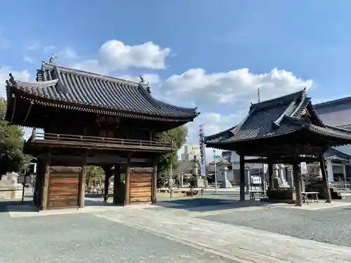 豊川閣　妙厳寺の山門・神門
