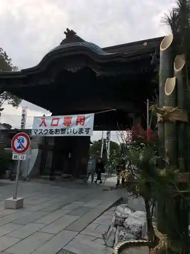 豊川閣　妙厳寺の山門