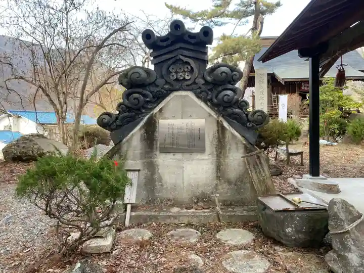 山家神社の{uncategorized: "未分類", other: "その他", undefined: "問題あり", building: "その他建物", grave: "お墓", sacred_gate: "鳥居", guardian: "狛犬", statue: "像", buddha: "仏像", history: "歴史", nature: "自然", garden: "庭園", animal: "動物", pagoda: "塔", temizu: "手水舎", mountain_gate: "山門・神門", sanctuary: "本殿・本堂", subordinate: "末社・摂社", art: "芸術", scenery: "景色", jizo: "地蔵", ema: "絵馬", goshuin: "御朱印", omikuji: "おみくじ", items: "授与品その他", amulet: "お守り", goshuincho: "御朱印帳", eats: "食事", festival: "お祭り", votive_dance: "神楽", shichigosan: "七五三参", wedding: "結婚式", experience: "体験その他", initially: "初詣", around: "周辺", anti_infection: "感染症対策"}