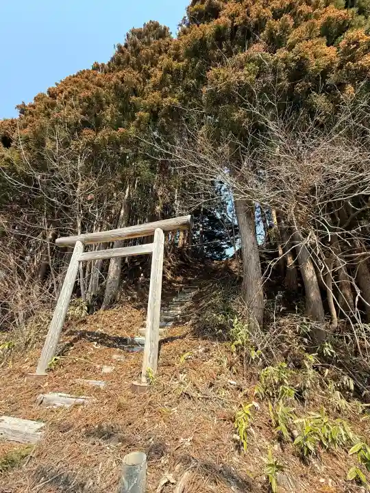 瓜谷神社の{uncategorized: "未分類", other: "その他", undefined: "問題あり", building: "その他建物", grave: "お墓", sacred_gate: "鳥居", guardian: "狛犬", statue: "像", buddha: "仏像", history: "歴史", nature: "自然", garden: "庭園", animal: "動物", pagoda: "塔", temizu: "手水舎", mountain_gate: "山門・神門", sanctuary: "本殿・本堂", subordinate: "末社・摂社", art: "芸術", scenery: "景色", jizo: "地蔵", ema: "絵馬", goshuin: "御朱印", omikuji: "おみくじ", items: "授与品その他", amulet: "お守り", goshuincho: "御朱印帳", eats: "食事", festival: "お祭り", votive_dance: "神楽", shichigosan: "七五三参", wedding: "結婚式", experience: "体験その他", initially: "初詣", around: "周辺", anti_infection: "感染症対策"}