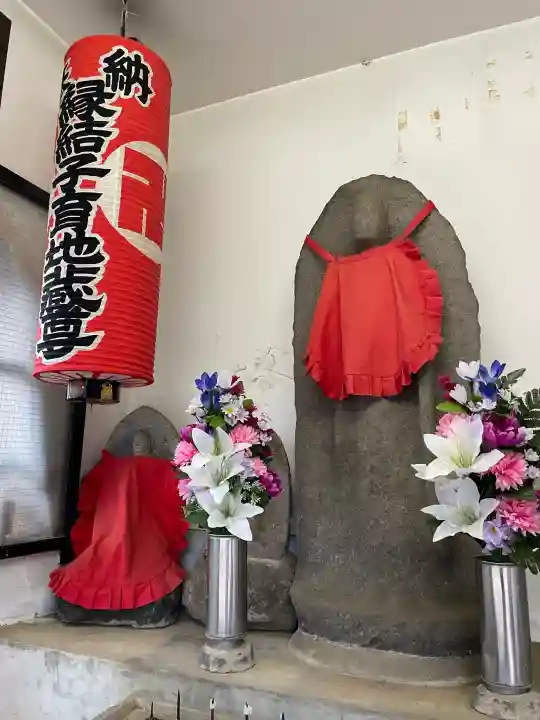 縁結び子育地蔵尊の{uncategorized: "未分類", other: "その他", undefined: "問題あり", building: "その他建物", grave: "お墓", sacred_gate: "鳥居", guardian: "狛犬", statue: "像", buddha: "仏像", history: "歴史", nature: "自然", garden: "庭園", animal: "動物", pagoda: "塔", temizu: "手水舎", mountain_gate: "山門・神門", sanctuary: "本殿・本堂", subordinate: "末社・摂社", art: "芸術", scenery: "景色", jizo: "地蔵", ema: "絵馬", goshuin: "御朱印", omikuji: "おみくじ", items: "授与品その他", amulet: "お守り", goshuincho: "御朱印帳", eats: "食事", festival: "お祭り", votive_dance: "神楽", shichigosan: "七五三参", wedding: "結婚式", experience: "体験その他", initially: "初詣", around: "周辺", anti_infection: "感染症対策"}