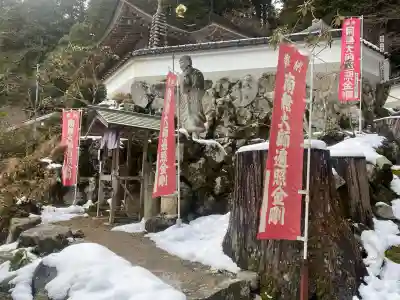 瑠璃寺の{uncategorized: "未分類", other: "その他", undefined: "問題あり", building: "その他建物", grave: "お墓", sacred_gate: "鳥居", guardian: "狛犬", statue: "像", buddha: "仏像", history: "歴史", nature: "自然", garden: "庭園", animal: "動物", pagoda: "塔", temizu: "手水舎", mountain_gate: "山門・神門", sanctuary: "本殿・本堂", subordinate: "末社・摂社", art: "芸術", scenery: "景色", jizo: "地蔵", ema: "絵馬", goshuin: "御朱印", omikuji: "おみくじ", items: "授与品その他", amulet: "お守り", goshuincho: "御朱印帳", eats: "食事", festival: "お祭り", votive_dance: "神楽", shichigosan: "七五三参", wedding: "結婚式", experience: "体験その他", initially: "初詣", around: "周辺", anti_infection: "感染症対策"}
