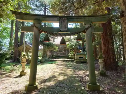 石部神社の{uncategorized: "未分類", other: "その他", undefined: "問題あり", building: "その他建物", grave: "お墓", sacred_gate: "鳥居", guardian: "狛犬", statue: "像", buddha: "仏像", history: "歴史", nature: "自然", garden: "庭園", animal: "動物", pagoda: "塔", temizu: "手水舎", mountain_gate: "山門・神門", sanctuary: "本殿・本堂", subordinate: "末社・摂社", art: "芸術", scenery: "景色", jizo: "地蔵", ema: "絵馬", goshuin: "御朱印", omikuji: "おみくじ", items: "授与品その他", amulet: "お守り", goshuincho: "御朱印帳", eats: "食事", festival: "お祭り", votive_dance: "神楽", shichigosan: "七五三参", wedding: "結婚式", experience: "体験その他", initially: "初詣", around: "周辺", anti_infection: "感染症対策"}