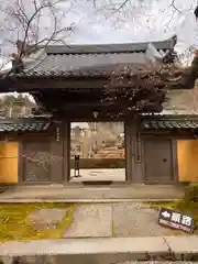 西明寺の山門