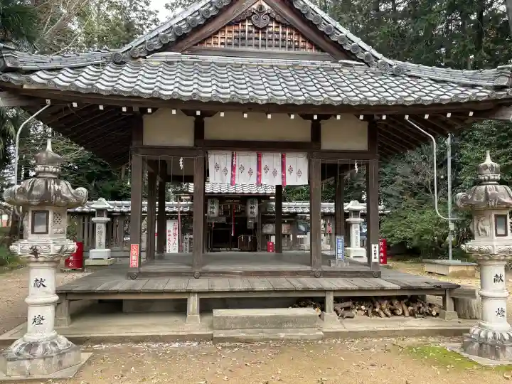 菌神社の{uncategorized: "未分類", other: "その他", undefined: "問題あり", building: "その他建物", grave: "お墓", sacred_gate: "鳥居", guardian: "狛犬", statue: "像", buddha: "仏像", history: "歴史", nature: "自然", garden: "庭園", animal: "動物", pagoda: "塔", temizu: "手水舎", mountain_gate: "山門・神門", sanctuary: "本殿・本堂", subordinate: "末社・摂社", art: "芸術", scenery: "景色", jizo: "地蔵", ema: "絵馬", goshuin: "御朱印", omikuji: "おみくじ", items: "授与品その他", amulet: "お守り", goshuincho: "御朱印帳", eats: "食事", festival: "お祭り", votive_dance: "神楽", shichigosan: "七五三参", wedding: "結婚式", experience: "体験その他", initially: "初詣", around: "周辺", anti_infection: "感染症対策"}