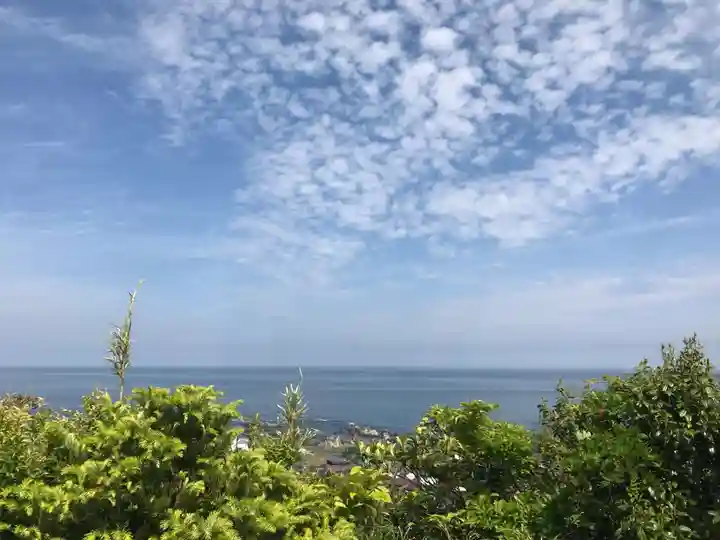 荒磯魚見根神社の自然