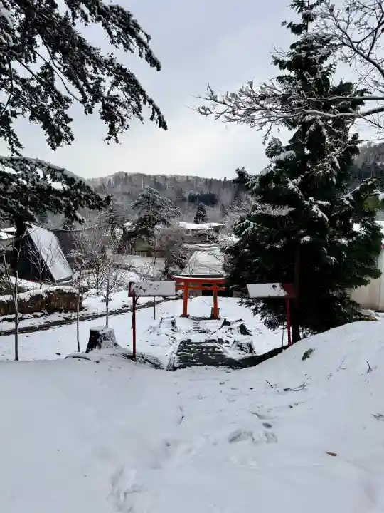 湯倉神社の{uncategorized: "未分類", other: "その他", undefined: "問題あり", building: "その他建物", grave: "お墓", sacred_gate: "鳥居", guardian: "狛犬", statue: "像", buddha: "仏像", history: "歴史", nature: "自然", garden: "庭園", animal: "動物", pagoda: "塔", temizu: "手水舎", mountain_gate: "山門・神門", sanctuary: "本殿・本堂", subordinate: "末社・摂社", art: "芸術", scenery: "景色", jizo: "地蔵", ema: "絵馬", goshuin: "御朱印", omikuji: "おみくじ", items: "授与品その他", amulet: "お守り", goshuincho: "御朱印帳", eats: "食事", festival: "お祭り", votive_dance: "神楽", shichigosan: "七五三参", wedding: "結婚式", experience: "体験その他", initially: "初詣", around: "周辺", anti_infection: "感染症対策"}