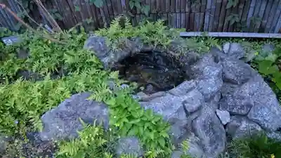 鉄道神社の庭園