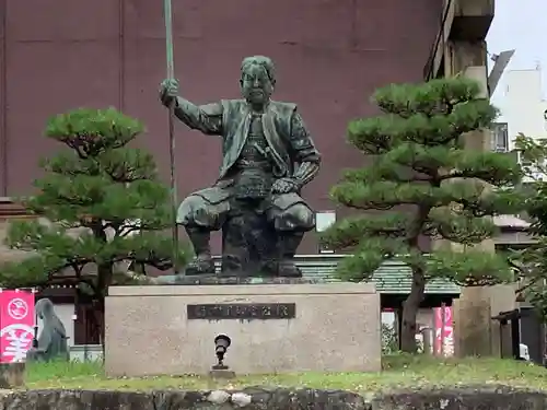 柴田神社の像