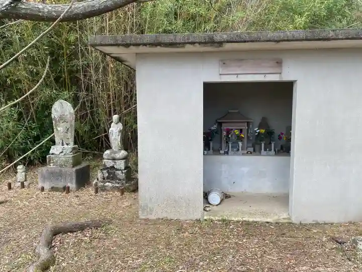 大神宮の{uncategorized: "未分類", other: "その他", undefined: "問題あり", building: "その他建物", grave: "お墓", sacred_gate: "鳥居", guardian: "狛犬", statue: "像", buddha: "仏像", history: "歴史", nature: "自然", garden: "庭園", animal: "動物", pagoda: "塔", temizu: "手水舎", mountain_gate: "山門・神門", sanctuary: "本殿・本堂", subordinate: "末社・摂社", art: "芸術", scenery: "景色", jizo: "地蔵", ema: "絵馬", goshuin: "御朱印", omikuji: "おみくじ", items: "授与品その他", amulet: "お守り", goshuincho: "御朱印帳", eats: "食事", festival: "お祭り", votive_dance: "神楽", shichigosan: "七五三参", wedding: "結婚式", experience: "体験その他", initially: "初詣", around: "周辺", anti_infection: "感染症対策"}