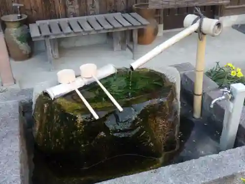 鎌達稲荷神社の手水舎