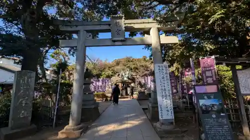龍宮（江島神社）の{uncategorized: "未分類", other: "その他", undefined: "問題あり", building: "その他建物", grave: "お墓", sacred_gate: "鳥居", guardian: "狛犬", statue: "像", buddha: "仏像", history: "歴史", nature: "自然", garden: "庭園", animal: "動物", pagoda: "塔", temizu: "手水舎", mountain_gate: "山門・神門", sanctuary: "本殿・本堂", subordinate: "末社・摂社", art: "芸術", scenery: "景色", jizo: "地蔵", ema: "絵馬", goshuin: "御朱印", omikuji: "おみくじ", items: "授与品その他", amulet: "お守り", goshuincho: "御朱印帳", eats: "食事", festival: "お祭り", votive_dance: "神楽", shichigosan: "七五三参", wedding: "結婚式", experience: "体験その他", initially: "初詣", around: "周辺", anti_infection: "感染症対策"}