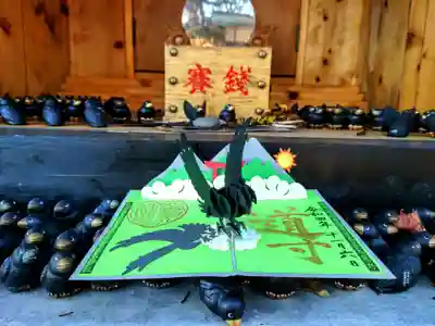 飛び出す御朱印が2種類。(しなの木、八咫烏)
迷った末に、飛び出す八咫烏朱印を頂きましたが、そうそう行ける場所ではないので、
二つとも頂いてくれば良かったと、今さらながら後悔してます。。。