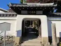 慈済院の山門・神門