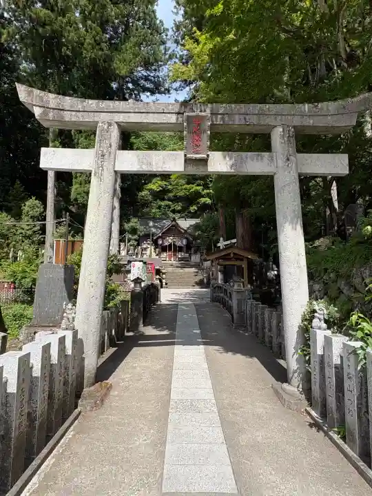 中之嶽神社の{uncategorized: "未分類", other: "その他", undefined: "問題あり", building: "その他建物", grave: "お墓", sacred_gate: "鳥居", guardian: "狛犬", statue: "像", buddha: "仏像", history: "歴史", nature: "自然", garden: "庭園", animal: "動物", pagoda: "塔", temizu: "手水舎", mountain_gate: "山門・神門", sanctuary: "本殿・本堂", subordinate: "末社・摂社", art: "芸術", scenery: "景色", jizo: "地蔵", ema: "絵馬", goshuin: "御朱印", omikuji: "おみくじ", items: "授与品その他", amulet: "お守り", goshuincho: "御朱印帳", eats: "食事", festival: "お祭り", votive_dance: "神楽", shichigosan: "七五三参", wedding: "結婚式", experience: "体験その他", initially: "初詣", around: "周辺", anti_infection: "感染症対策"}