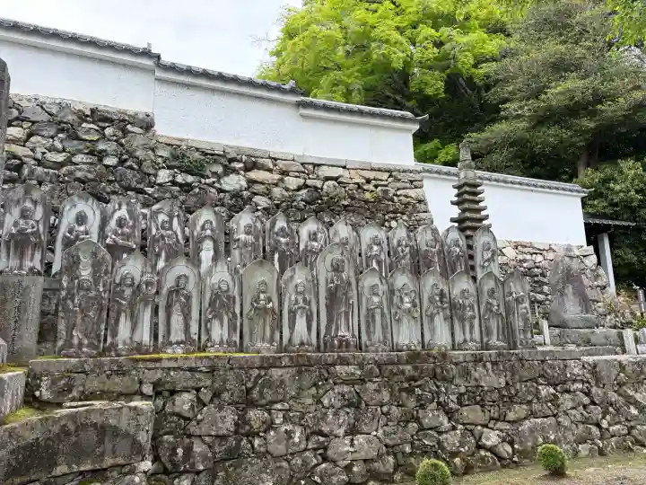 西教寺の{uncategorized: "未分類", other: "その他", undefined: "問題あり", building: "その他建物", grave: "お墓", sacred_gate: "鳥居", guardian: "狛犬", statue: "像", buddha: "仏像", history: "歴史", nature: "自然", garden: "庭園", animal: "動物", pagoda: "塔", temizu: "手水舎", mountain_gate: "山門・神門", sanctuary: "本殿・本堂", subordinate: "末社・摂社", art: "芸術", scenery: "景色", jizo: "地蔵", ema: "絵馬", goshuin: "御朱印", omikuji: "おみくじ", items: "授与品その他", amulet: "お守り", goshuincho: "御朱印帳", eats: "食事", festival: "お祭り", votive_dance: "神楽", shichigosan: "七五三参", wedding: "結婚式", experience: "体験その他", initially: "初詣", around: "周辺", anti_infection: "感染症対策"}